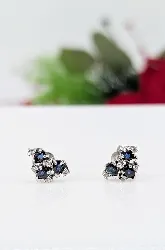 boucles d'oreilles en or blanc chacune sertie de 3 saphirs et 5 petits diamants or 750 millième (18 ct) 2,14g