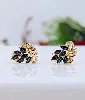 boucles d'oreilles or forme fleur en clips sertie des saphirs navette et un petit diamant or 750 millième (18 ct) 6,39g