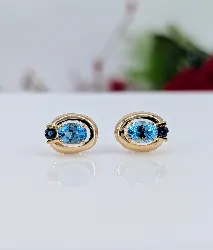 boucles d'oreilles ovales chacune sertie d'un saphir et une topaze or 750 millième (18 ct) 2,04g