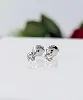 boucles d'oreilles puces en or blanc chacune sertie d'un diamant d'environ 0,25ct or 750 millième (18 ct) 1,16g