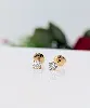 boucles d'oreilles puces en or chacune sertie d'un diamant d'environ 0,30ct or 750 millième (18 ct) 1,18g