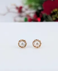 boucles d'oreilles puces en or rose chacune centrée d'unec perle synthétique blanche or 750 millième (18 ct) 2,89g