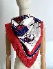 carré 90 / foulard hermès en soie dans les tons dominants rouge et bleu
