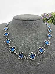 collier agatha en métal argenté avec oxydes bleus style floral