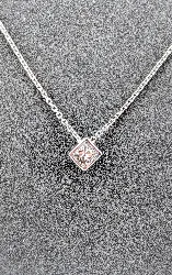 collier solitaire orné d'un diamant taille princesse d'environ 0,30ct or 750 millième (18 ct) 2,08g