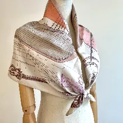 foulard / carré 90 hermès cheval de mer en soie fond beige