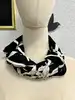 foulard hermès bolduc en jersey de soie blanc et noir avec une certaine élasticité version 2009
