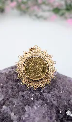 pendentif motifs ajourés serti d'une pièce de 20 francs suisse helvetia 1927 or 750 millième (18 ct) 10,90g