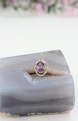 pendentif motifs spirale serti de diamants centrée d'une améthyste or 750 millième (18 ct) 2,11g