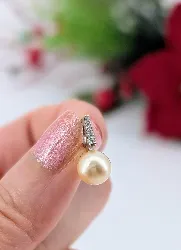 pendentif or blanc orné d'une perle de culture beige de 7mm surmontée de 4 petits diamants or 750 millième (18 ct) 0,92g