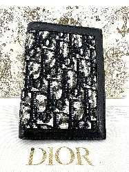 porte passeport dior 30 montaigne