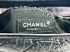 sac chanel hobo gabrielle en cuir noir irisé à reflets violet petite taille