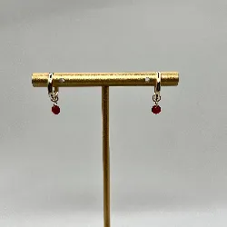 2636920 boucle d'oreiles créoles chacune ornée d'une oxyde rouge pendante d1,5cm