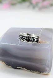 bague anneau en métal argenté ornée des motifs