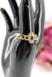 bague chaîne en or avec un motif centré d'un saphir en cabochon entouré de petits diamants or 750 millième (18 ct) 7,26g