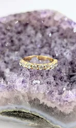 bague demie-alliance en or sertie de 9 diamants taille brillant d'environ 0,63ct au total or 750 millième (18 ct) 2,58g