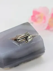 bague or blanc avec 2 motifs étoiles filante serties de petits diamants or 750 millième (18 ct) 10,18g