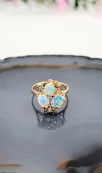 bague or sertie de 3 opales blanches ( fond de support teinté) et 4 petits diamants or 585 millième (14 ct) 3,08g