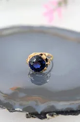 bague ornée d'un saphir synthétique (légères égrisures) or 750 millième (18 ct) 5,09g