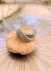 bague rubans croisés en or blanc sertie des diamants blancs et noirs or 750 millième (18 ct) 7,90g