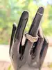 bague rubans croisés en or blanc sertie des diamants blancs et noirs or 750 millième (18 ct) 7,90g