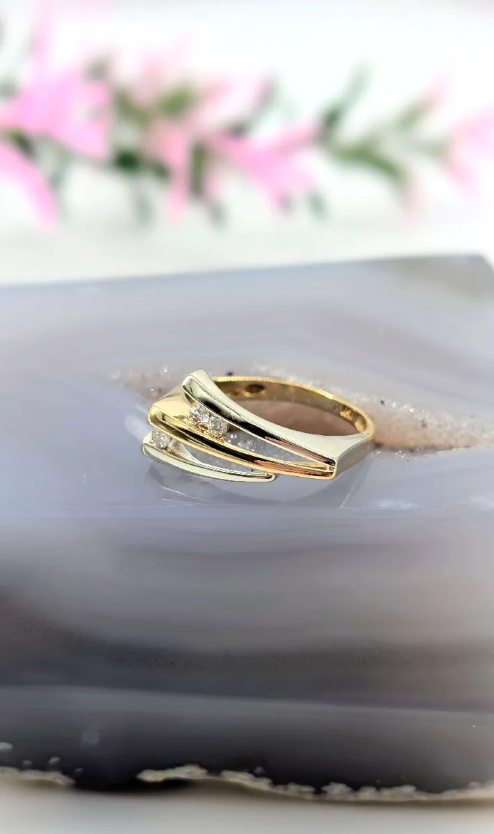 Bague En Or 18 Carats (750 Millièmes) Sertie De 11 Diamants - Poids 3.55g - Poinçon Tête D'aigle - Occasion