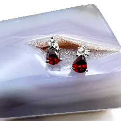 boucles d'oreilles en argent ornée d'un grenat et oxydes blancs argent 925 millième (22 ct) 2,15g