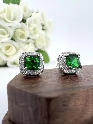 boucles d'oreilles puce en argent 925 chacune sertie d'un oxyde vert carré entouré de petits oxydes blancs argent 925 millième (22