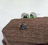 boucles d'oreilles puce en argent 925 chacune sertie d'un oxyde vert carré entouré de petits oxydes blancs argent 925 millième (22