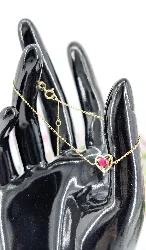 bracelet fin avec un motif coeur centré d'une pierre rouge or 375 millième (9 ct) 0,75g