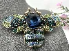 broche abeille en métal couleur bronze ornée des strass verts, bleus et violets