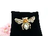 broche abeille métal doré ornée des strass et perles