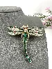 broche libellule en métal doré ornée des strass verts, blancs et roses