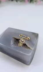 broche ornée d'un pendentif main de fatma serti d'un oxyde or 375 millième (9 ct) 0,84g