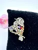 broche petit oiseau en métal doré ornée des strass colorés