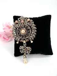 broche style métaillon vintage métal couleur bronze ornée de perles et strass