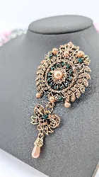 broche style métaillon vintage métal couleur bronze ornée de perles et strass