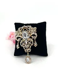 broche style vintage en métal doré ornée des strass