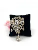 broche style vintage en métal doré ornée des strass