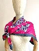 carré 90 / foulard hermès "carrousel" en soie couleur rose et gris 88 x 88 cm