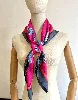 carré 90 / foulard hermès "carrousel" en soie couleur rose et gris 88 x 88 cm