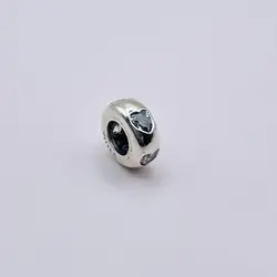 charm en argent en forme de d'anneau serti de zircones argent 925 millième (22 ct) 1,04g