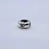 charm en argent en forme de d'anneau serti de zircones argent 925 millième (22 ct) 1,04g