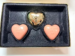 coffret 3 savons parfumés moschino loves you en forme de coeur