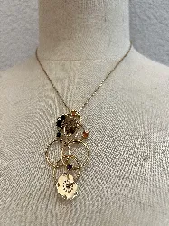collier kenzo doré motif anneaux entrelacés, fleurs et pierres