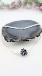 collier perles de culture noires et blanches avec un fermoir en or or 750 millième (18 ct) 8,82g