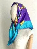 foulard / carré celine en soie dans des tons dominants bleu et violet