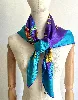 foulard / carré celine en soie dans des tons dominants bleu et violet