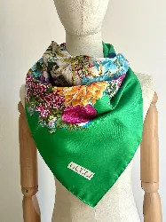 foulard / carré gucci motif fleurs en soie dans des tons dominants vert et bleu