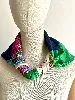 foulard / carré gucci motif fleurs en soie dans des tons dominants vert et bleu